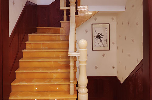昌乐中式别墅室内汉白玉石楼梯的定制安装装饰效果